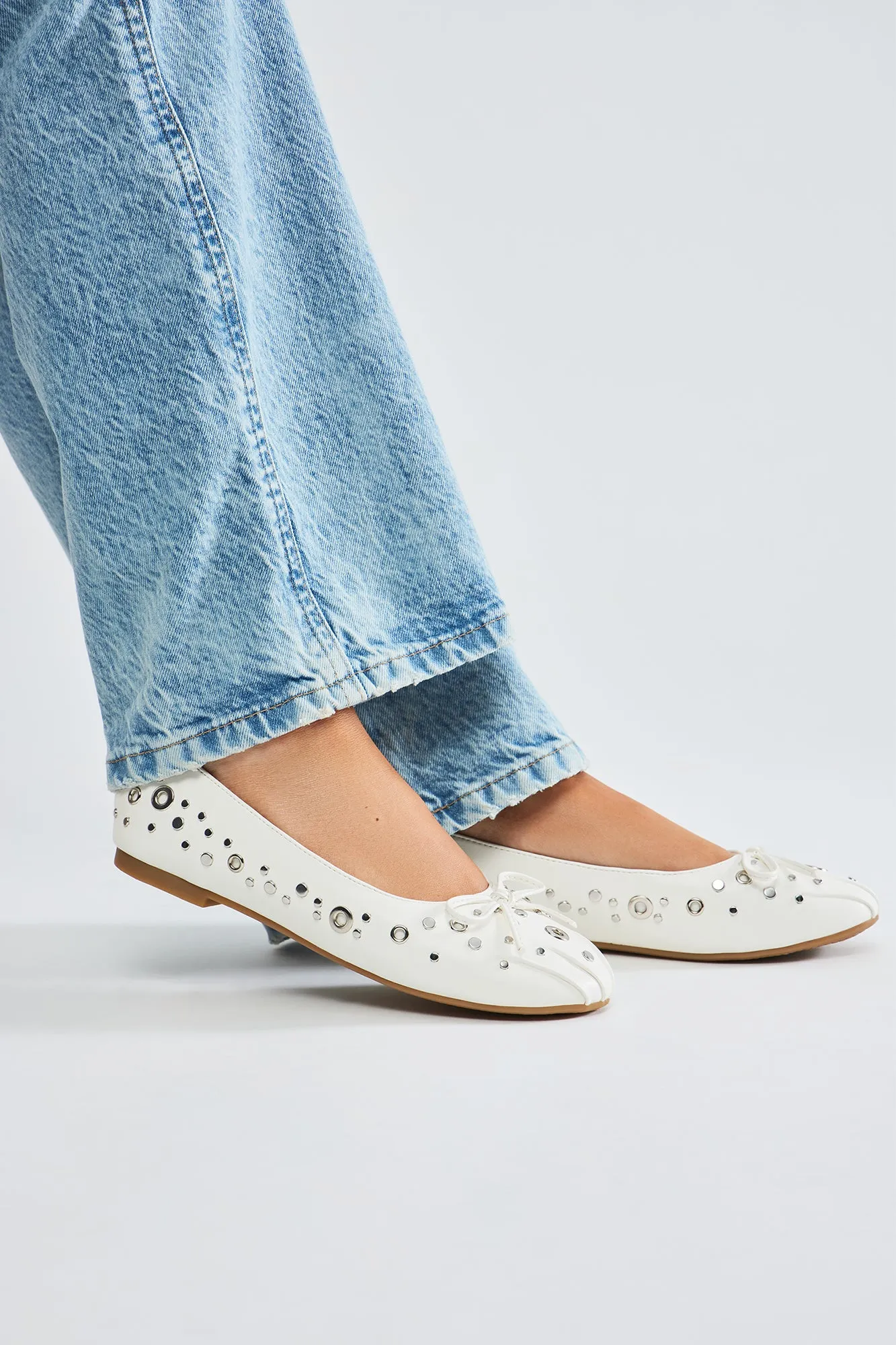 So In Love Grommet Flats - White